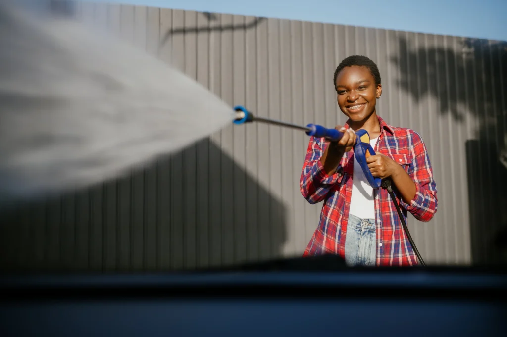mulher realiza aluguel de lavadora de alta pressão