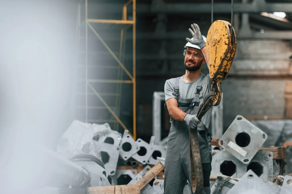 aluguel de escoras homem na obra dando tchau