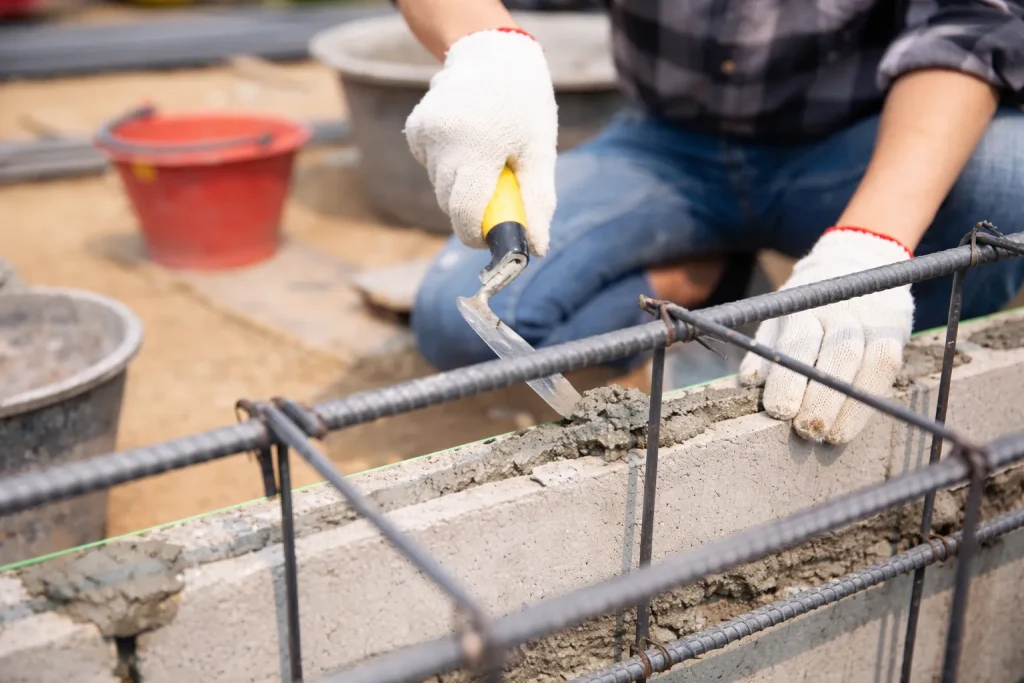 Aluguel de ferramentas para obras públicas na execução de alvenaria com acabamento preciso e controle técnico.