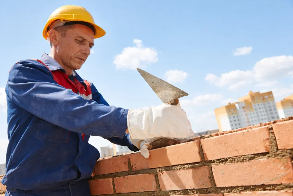 Ferramentas para pedreiro autônomo em uso na concretagem
