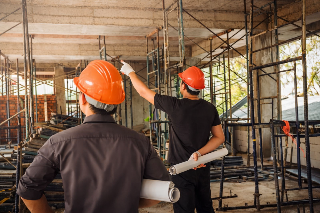 Aluguel de ferramentas para obras públicas em obra fiscalizada com andaimes e equipe técnica em planejamento.