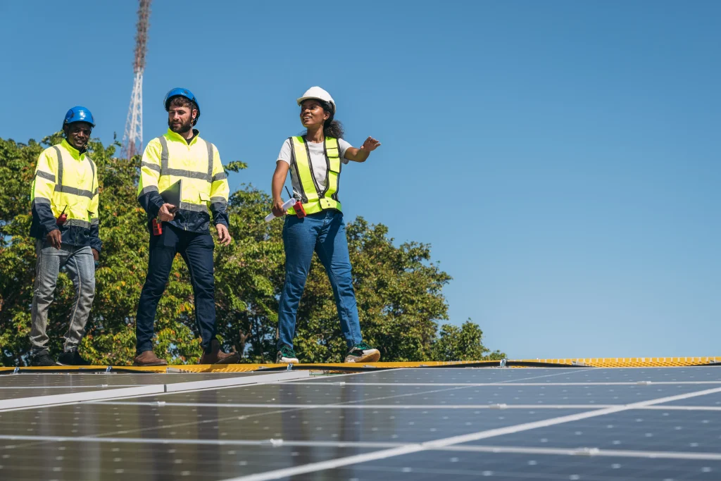 Equipe de engenheiros analisando estrutura solar dentro das tendências da construção civil para 2026